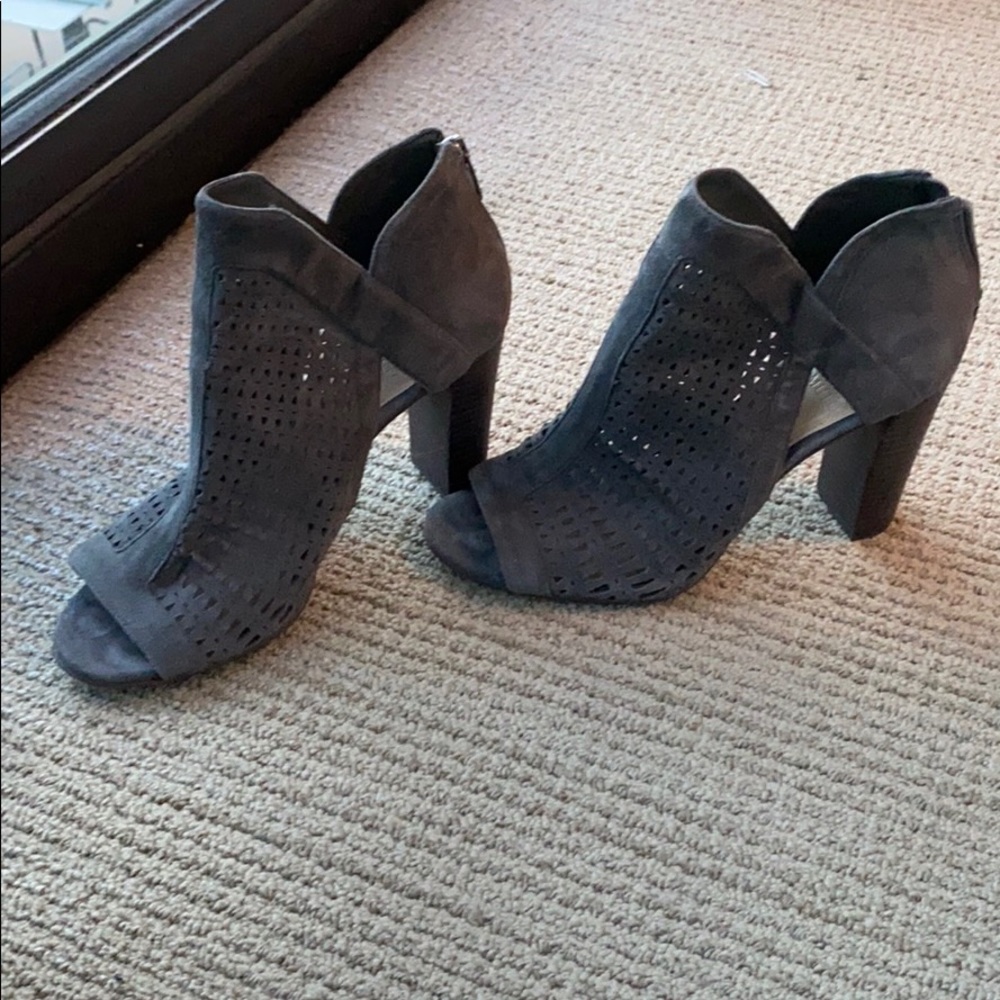Vince Camuto grey open toe heeled hotties size 8